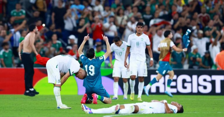 Jugadores de Bolivia e Irak durante el partido de repechaje para el Mundial 2026 en Monterrey.