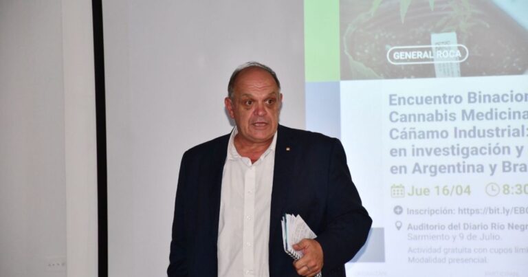 Nicolás Bronzovich, presidente del INTA, durante su exposición en el encuentro binacional en General Roca.