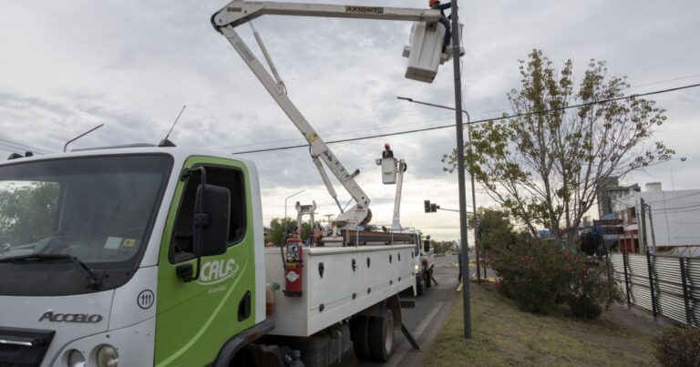Logo de la Cooperativa de Agua, Luz y Fuerza de Neuquén (CALF) sobre un fondo relacionado con la energía eléctrica.