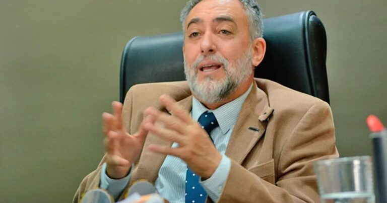 Símbolo de la justicia y el logo de la AFA en un fondo neutro.