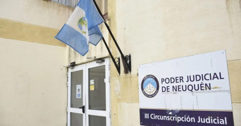 Ilustración referencial de un evento público con presencia policial.