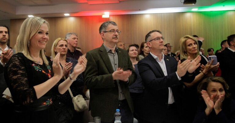Banderas de Hungría y la Unión Europea ondeando juntas, simbolizando el cambio político.