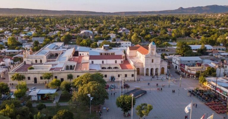 Paisaje serrano y peregrinos en el Camino de Brochero, Córdoba.