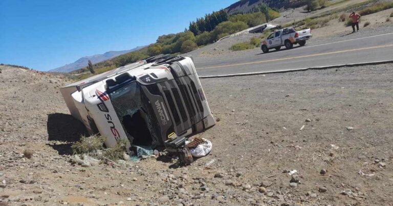 Camión volcado al costado de la Ruta Nacional 242, con señalización vial en el lugar.