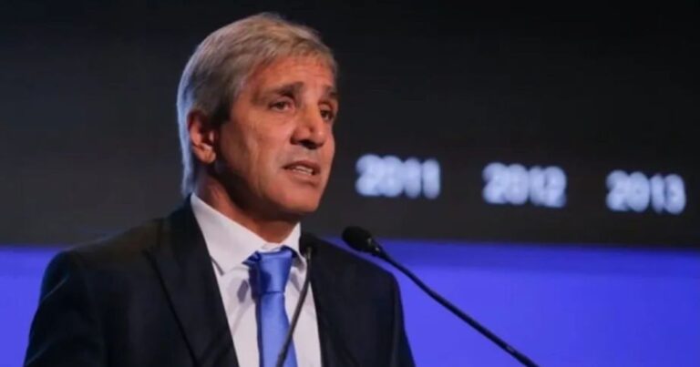 El ministro de Economía Luis Caputo durante una declaración.