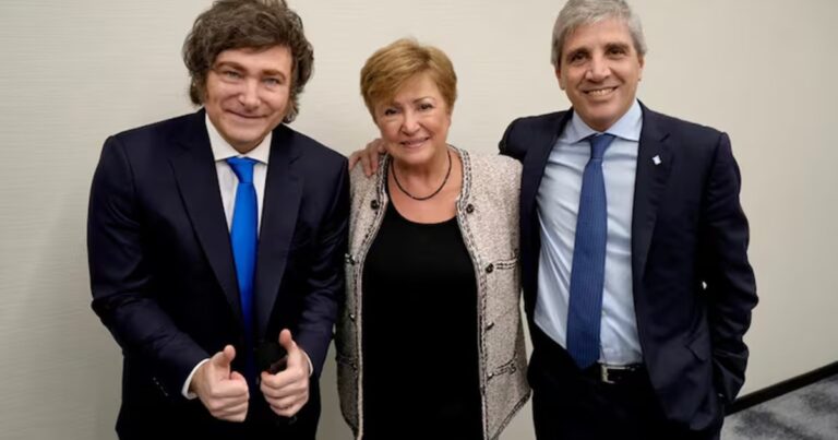 El ministro de Economía Luis Caputo y el presidente del BCRA Santiago Bausili en un viaje oficial.