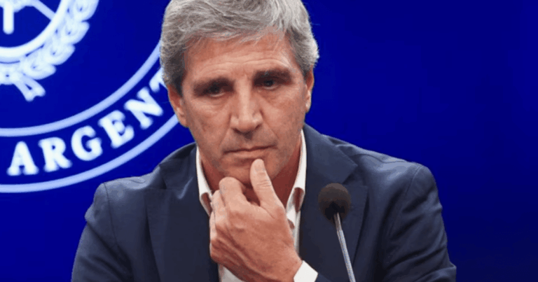 El ministro de Economía Luis Caputo en una conferencia.