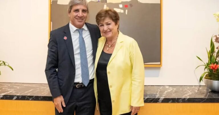 El ministro de Economía Luis Caputo en una conferencia.