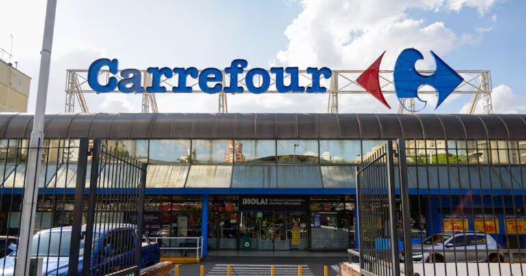 Logotipo de Carrefour Argentina junto a un grupo diverso de profesionales en un entorno laboral