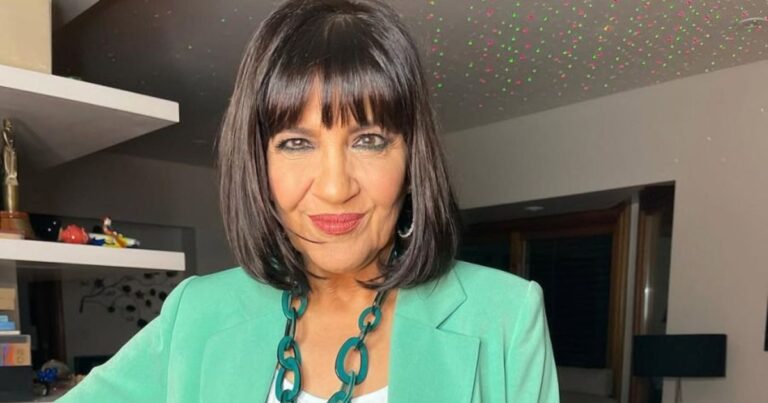 Vista del living de la casa de Elizabeth Vernaci, con muebles modernos, piezas vintage y obras de arte en las paredes.