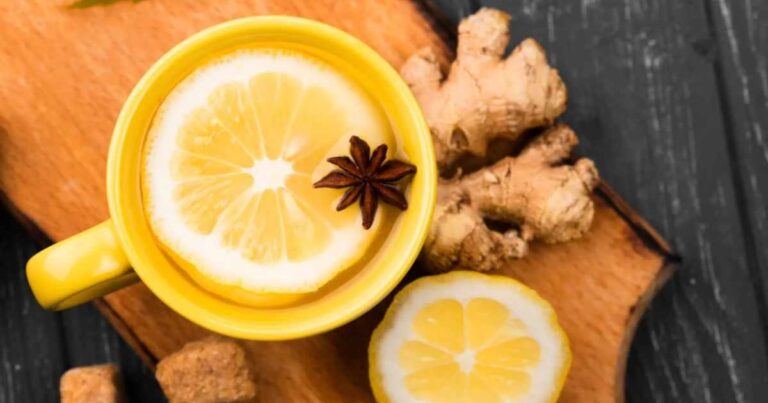 Preparación de un aromatizante natural con cáscaras de limón y rodajas de jengibre fresco en una olla.