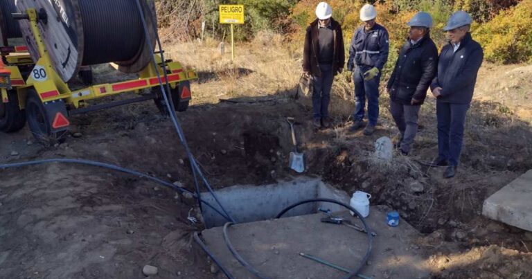 Trabajos de soterrado de cables eléctricos en Bariloche, provincia de Río Negro