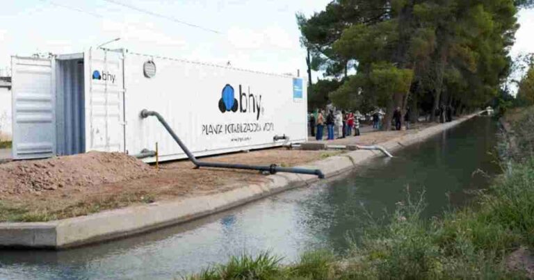 Container marítimo adaptado como módulo potabilizador en Centenario, Río Negro.