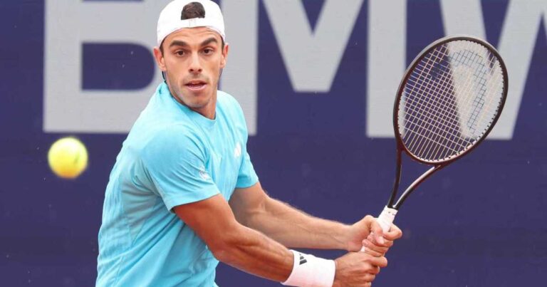 Tenistas argentinos Francisco Cerúndolo y Tomás Etcheverry en acción durante sus partidos en torneos ATP.