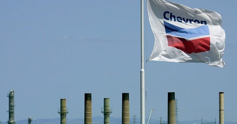 Logotipo de Chevron Corporation y torres de perforación petrolera.