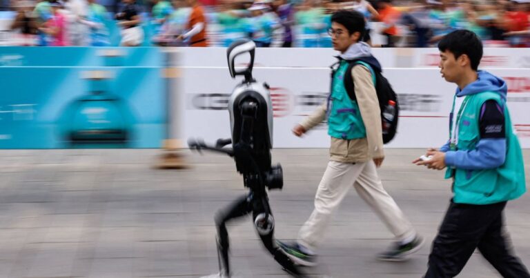 Robots humanoides compitiendo en una carrera de 21 kilómetros en el distrito tecnológico de Yizhuang, Pekín.