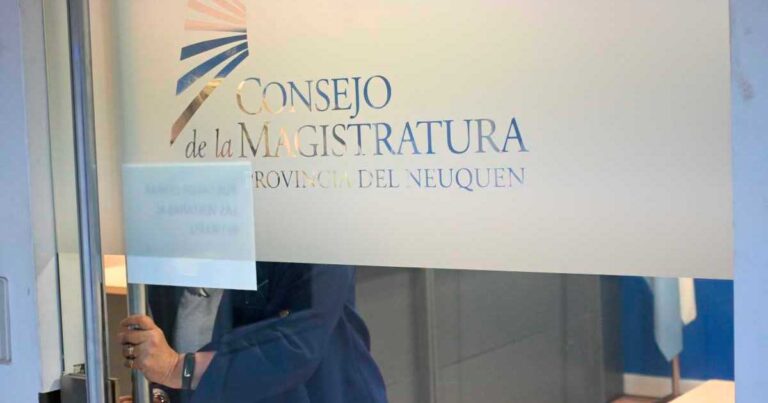 Ilustración de una balanza de la justicia sobre un mapa de la región de Vaca Muerta en Neuquén.