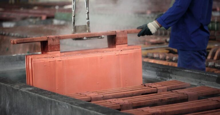 Mapa conceptual de proyectos de cobre en Argentina y Chile con gráficos de crecimiento de demanda.