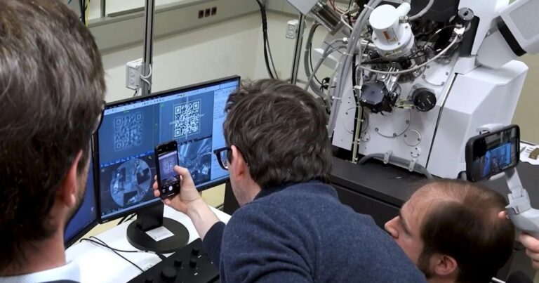 Microscopio electrónico mostrando el código QR más pequeño del mundo, grabado en una superficie cerámica.