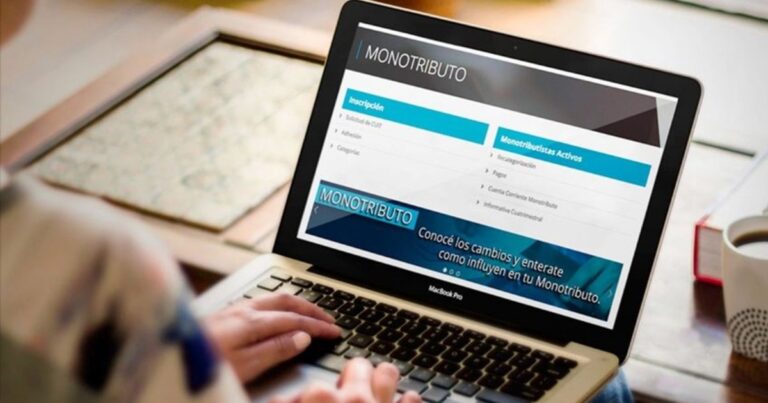 Persona consultando la deuda del Monotributo en la plataforma ARCA desde una computadora portátil