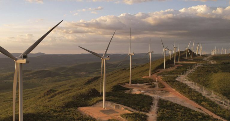 Aerogeneradores del Complejo Eólico Novo Horizonte de Pan American Energy en la Chapada Diamantina, Brasil.