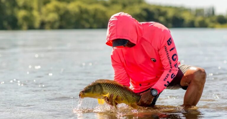 Pescadores participando en un concurso en la Isla 92, Choele Choel, con el río Negro de fondo.