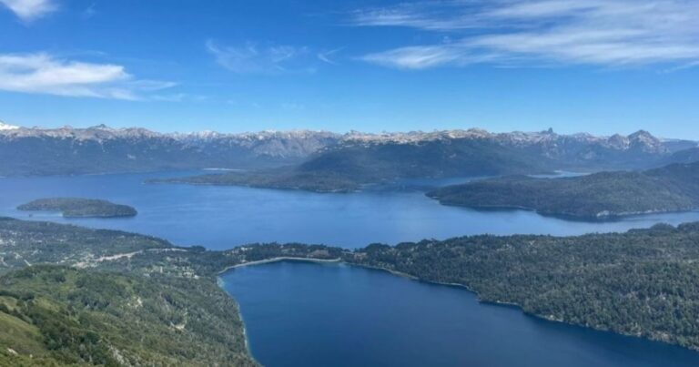Vista aérea del paisaje cordillerano en la zona de Villa La Angostura, Neuquén.
