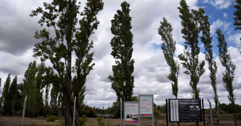 Personas reunidas en un acto por la memoria en un espacio abierto.