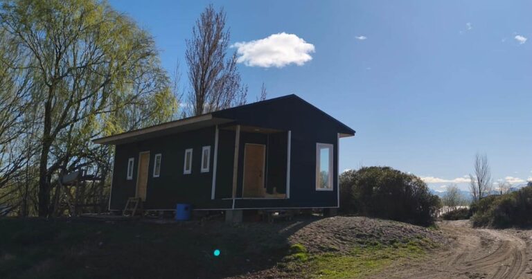 Paneles de lana y estructura de madera utilizados en el sistema de construcción sustentable desarrollado en Chubut.