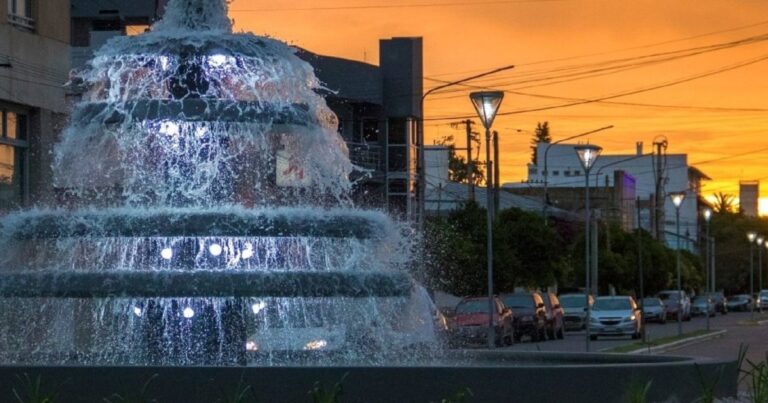 Personal de tránsito y vehículos en una calle de Viedma, ilustración referencial de cortes viales.