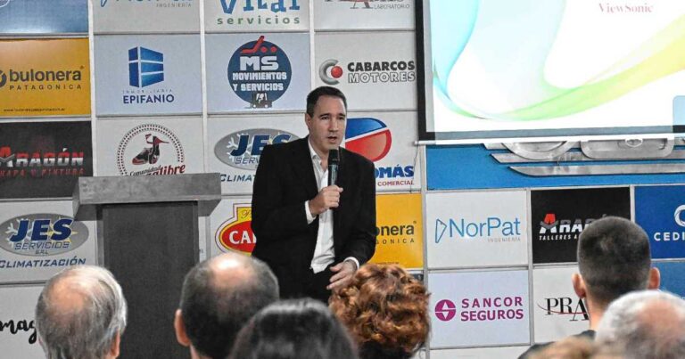 El economista Damián Di Pace durante una charla ante empresarios en General Roca.