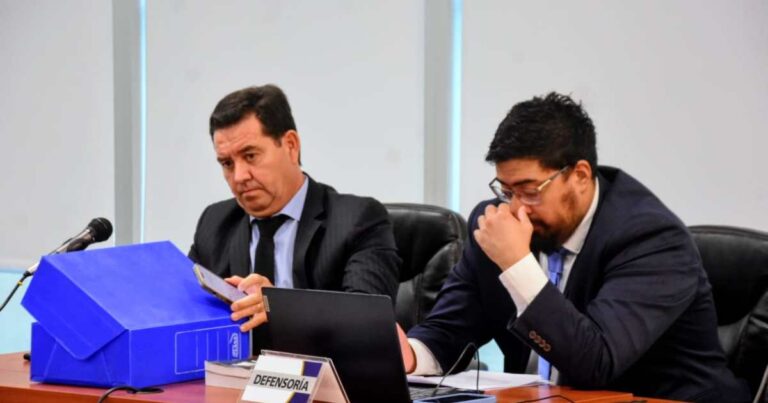 Abogados saliendo de una audiencia judicial.