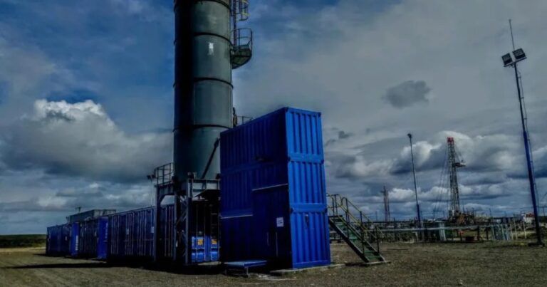 Torres de transmisión eléctrica de alta tensión en la Patagonia, representando la red de Transener.