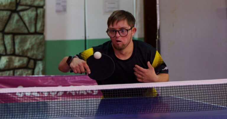 Mateo Ghiglia, deportista barilochense de tenis de mesa, entrenando para el Mundial en Bulgaria.
