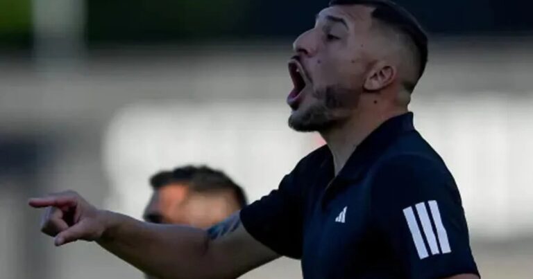 Gustavo Benítez, entrenador de Deportivo Riestra, durante un partido del Torneo Apertura 2026.