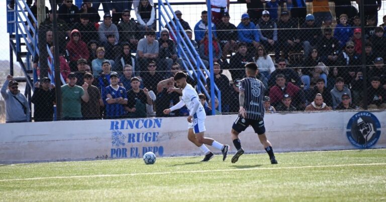 Escudo de Deportivo Rincón y escudo de Cipolletti enfrentados, representando el partido del Federal A.