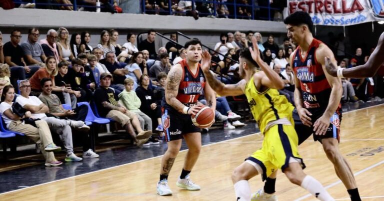 Jugadores de Deportivo Viedma en acción durante el partido de playoffs contra Centenario en el Cayetano Arias.