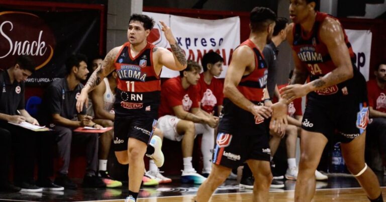 Jugadores de Deportivo Viedma en partido de básquet en el estadio Cayetano Arias.