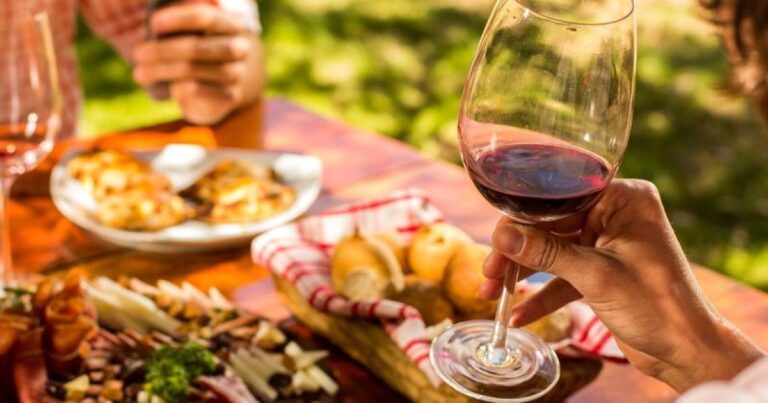 Copa de vino Malbec argentino junto a uvas, en celebración del Día Mundial del Malbec.