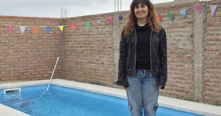 Instalación de la pileta sorteada por Diario RÍO NEGRO en una vivienda de Centenario.