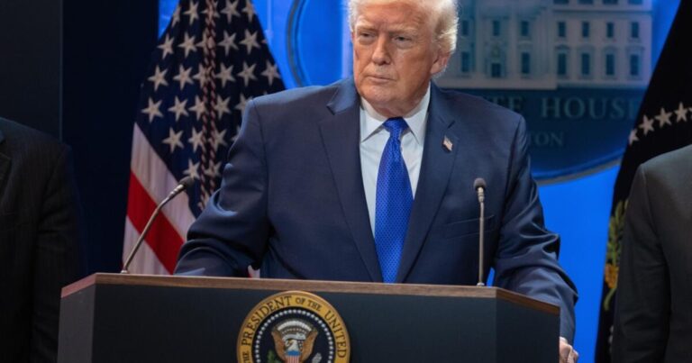 Donald Trump en el podio de la Casa Blanca durante un discurso.