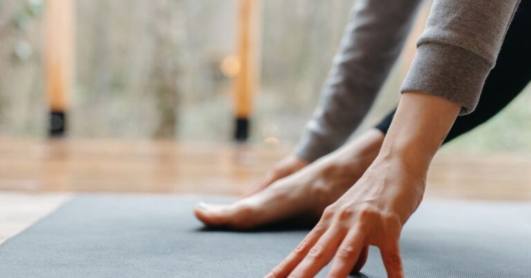 Persona de mediana edad realizando ejercicios de estiramiento en un entorno natural.