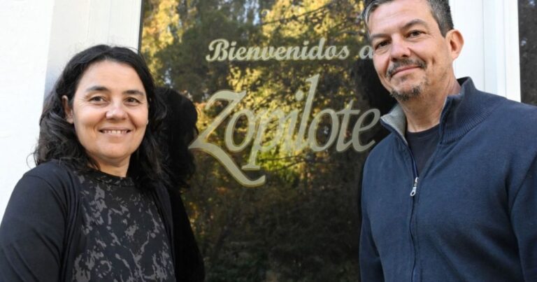 Familia Leiza trabajando en la chacra y productos envasados de la marca Zopilote en el Valle de Río Negro.