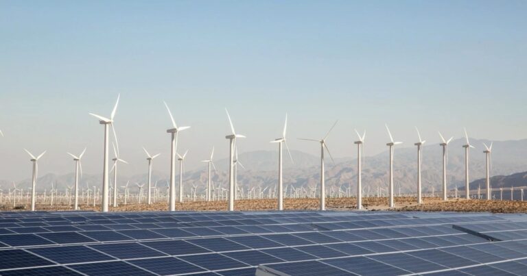 Instalación de paneles solares en un techo industrial, representando el proyecto de Solcor.