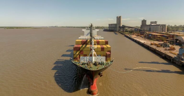 Vista aérea de barcos de carga navegando por la hidrovía Paraná-Paraguay, una vía fluvial clave para las exportaciones.