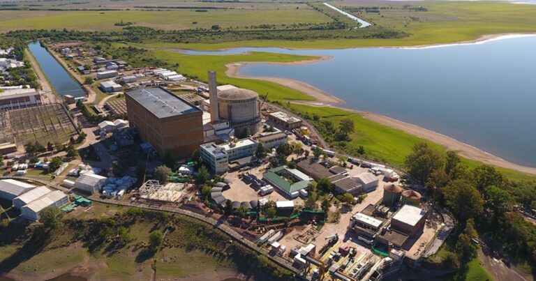 Vista aérea de una central nuclear argentina, con sus edificios de contención y torres de refrigeración.