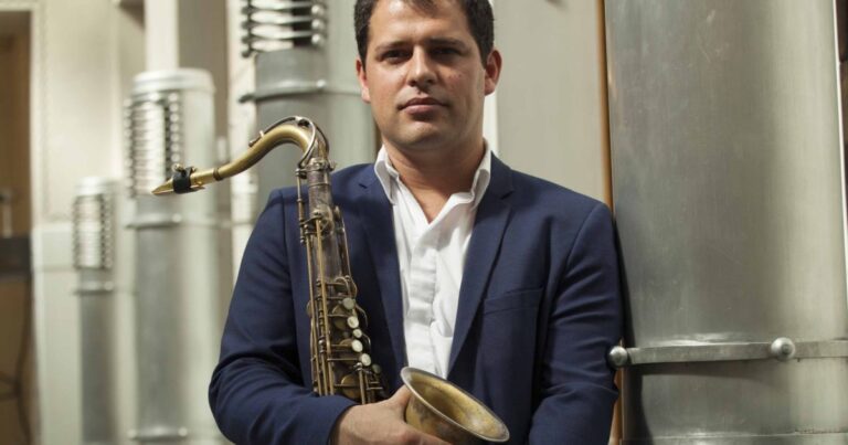 El saxofonista Enrique Thompson durante una presentación en vivo.