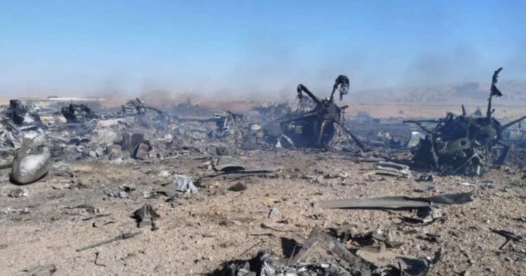 Ilustración de un avión de combate F-15 en vuelo sobre un terreno montañoso.