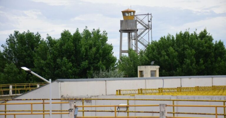 Ilustración conceptual sobre salud mental y sistema penitenciario.