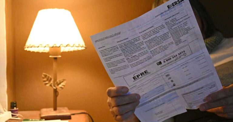 Gráfico comparativo de tarifas eléctricas en distintas regiones de Argentina, con foco en Neuquén y Río Negro.